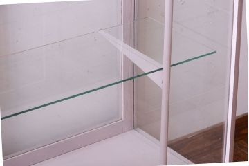 レトロ家具　脚付き　アンティークペイントのレトロなガラスケース(ショーケース)