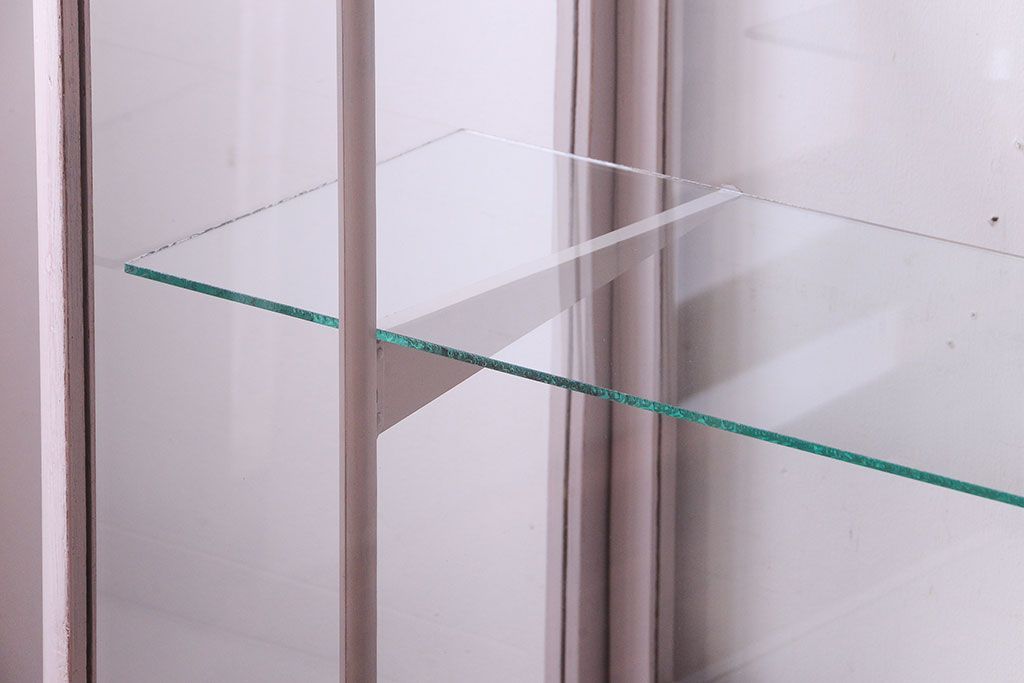 レトロ家具　脚付き　アンティークペイントのレトロなガラスケース(ショーケース)