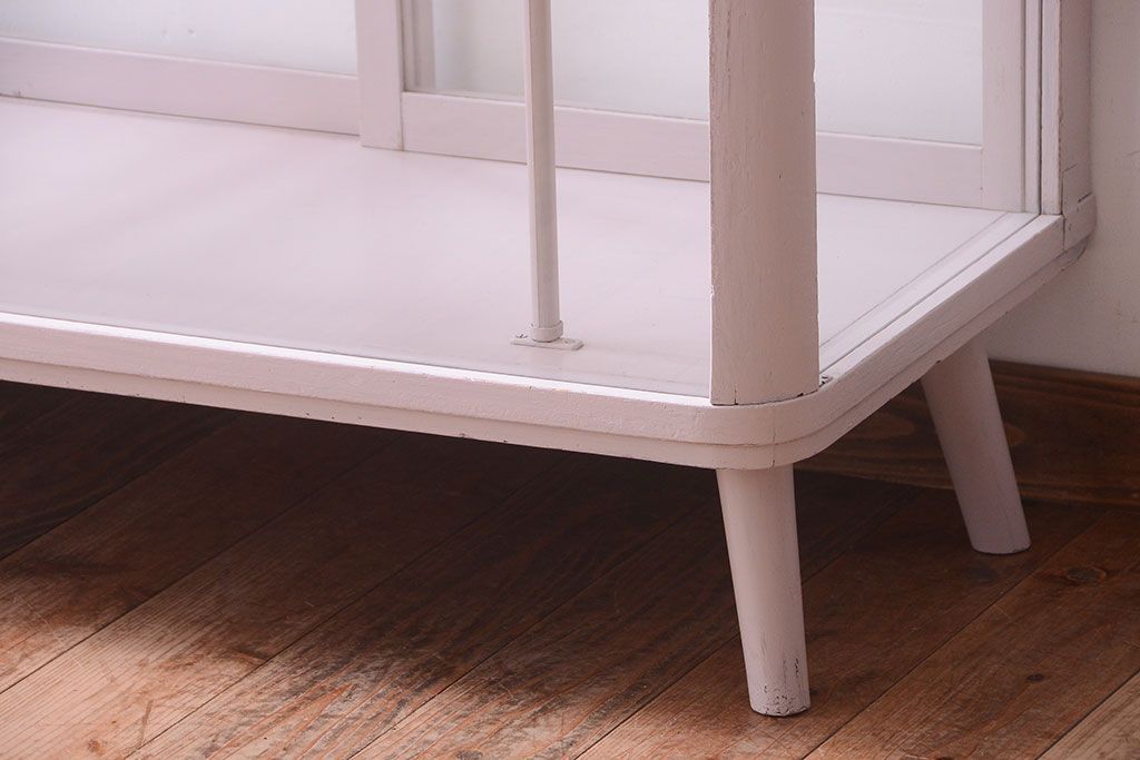 レトロ家具　脚付き　アンティークペイントのレトロなガラスケース(ショーケース)