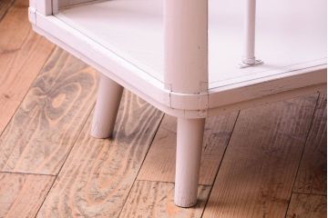レトロ家具　脚付き　アンティークペイントのレトロなガラスケース(ショーケース)