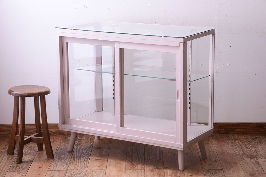 レトロ家具　脚付き　アンティークペイントのレトロなガラスケース(ショーケース)