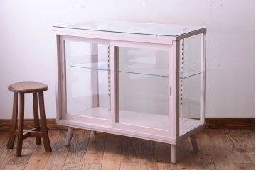 レトロ家具　脚付き　アンティークペイントのレトロなガラスケース(ショーケース)