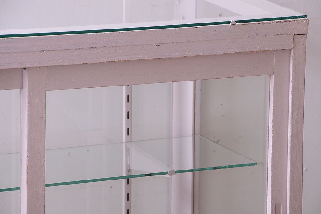 レトロ家具　脚付き　アンティークペイントのレトロなガラスケース(ショーケース)