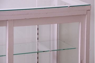 レトロ家具　脚付き　アンティークペイントのレトロなガラスケース(ショーケース)