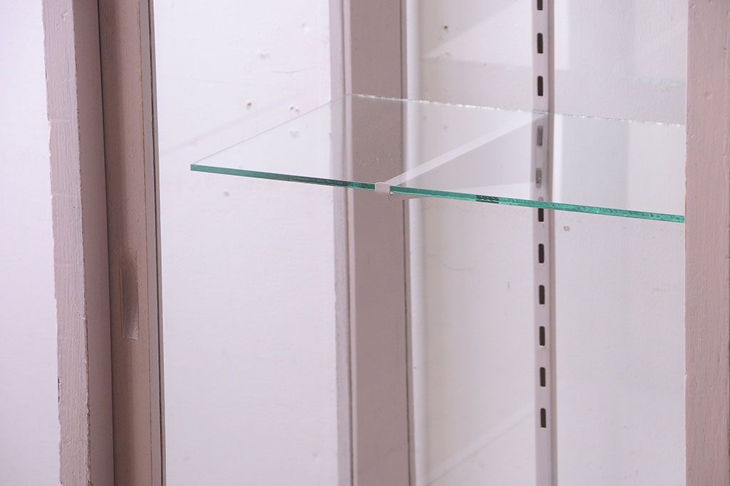 レトロ家具　脚付き　アンティークペイントのレトロなガラスケース(ショーケース)