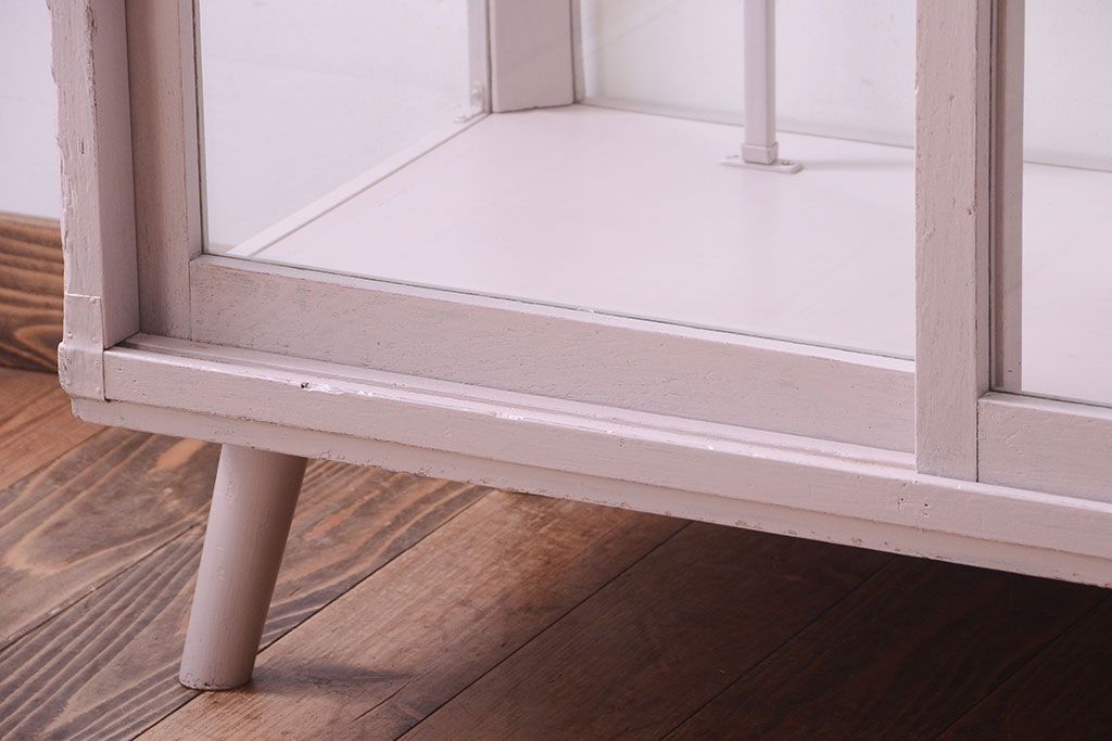 レトロ家具　脚付き　アンティークペイントのレトロなガラスケース(ショーケース)