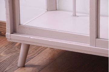 レトロ家具　脚付き　アンティークペイントのレトロなガラスケース(ショーケース)