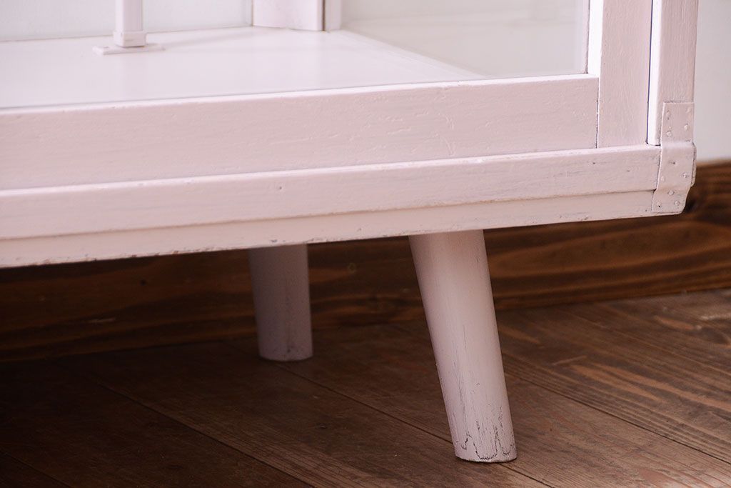 レトロ家具　脚付き　アンティークペイントのレトロなガラスケース(ショーケース)