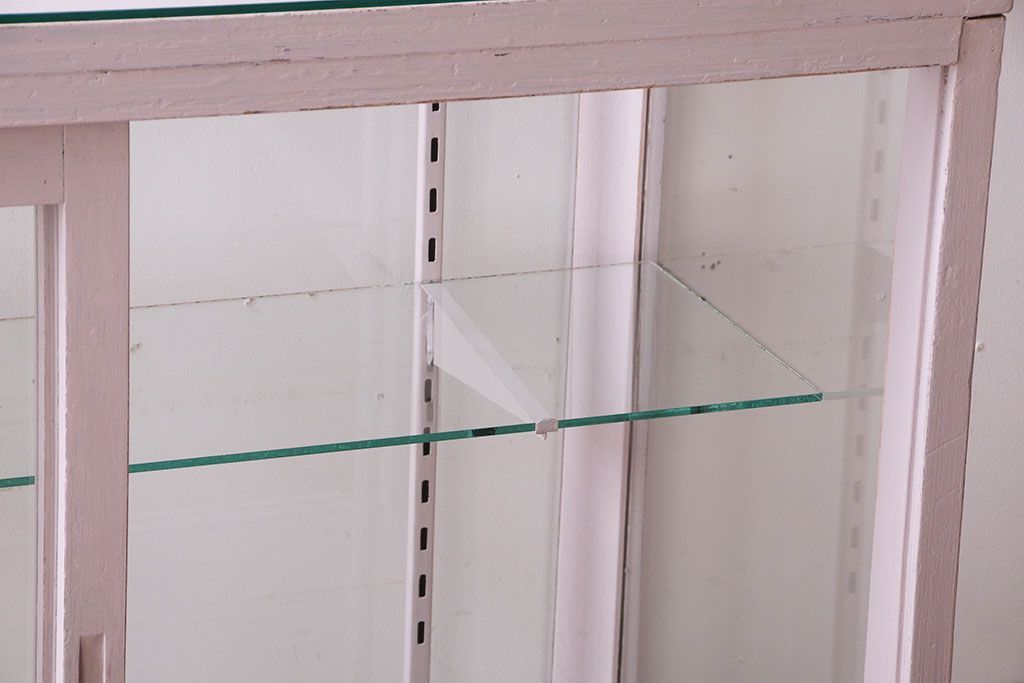 レトロ家具　脚付き　アンティークペイントのレトロなガラスケース(ショーケース)