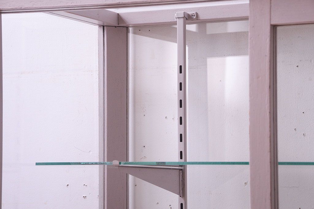 レトロ家具　脚付き　アンティークペイントのレトロなガラスケース(ショーケース)