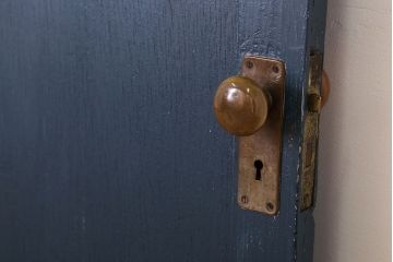 【S様ご成約分】銀モールガラス入りのレトロなネイビーペイントアンティークドア