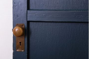 【S様ご成約分】銀モールガラス入りのレトロなネイビーペイントアンティークドア