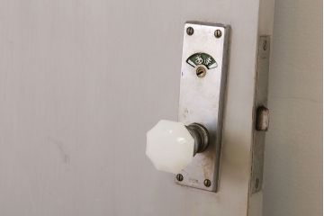 ガラスのドアノブ!銀モールガラス入りのレトロなアンティークドア