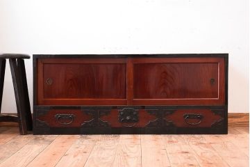 アンティーク家具　前面欅材!漆が美しく、金具が立派な佐渡箪笥ローボード