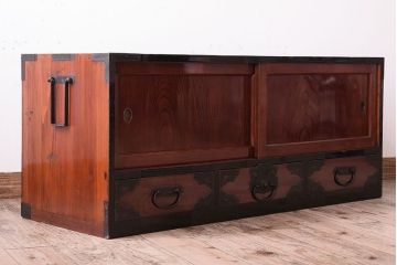 アンティーク家具　前面欅材!漆が美しく、金具が立派な佐渡箪笥ローボード