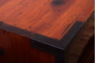 アンティーク家具　前面欅材!漆が美しく、金具が立派な佐渡箪笥ローボード