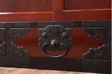 アンティーク家具　前面欅材!漆が美しく、金具が立派な佐渡箪笥ローボード