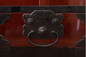アンティーク家具　前面欅材!漆が美しく、金具が立派な佐渡箪笥ローボード