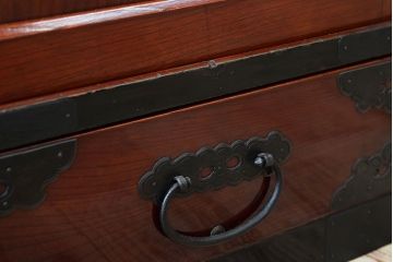 アンティーク家具　前面欅材!漆が美しく、金具が立派な佐渡箪笥ローボード