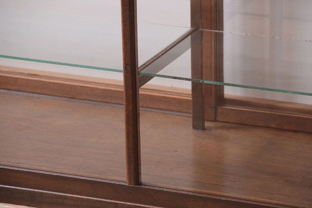 アンティーク家具　和製アンティーク　古い木製の背の低いガラスケース(ローボード)(2)