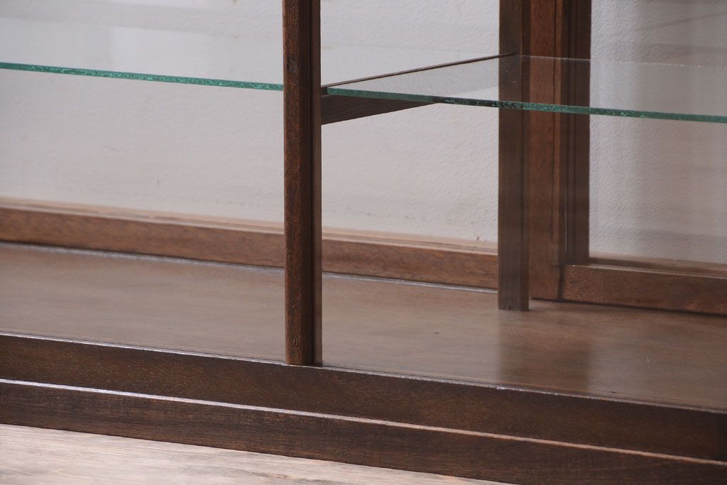 アンティーク家具　和製アンティーク　古い木製の背の低いガラスケース(ローボード)(2)