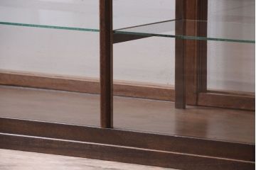 アンティーク家具　和製アンティーク　古い木製の背の低いガラスケース(ローボード)(2)