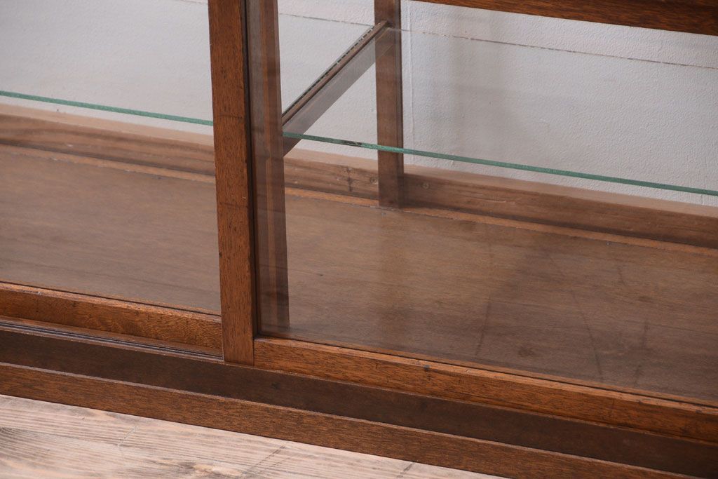 アンティーク家具　和製アンティーク　古い木製の背の低いガラスケース(ローボード)(2)