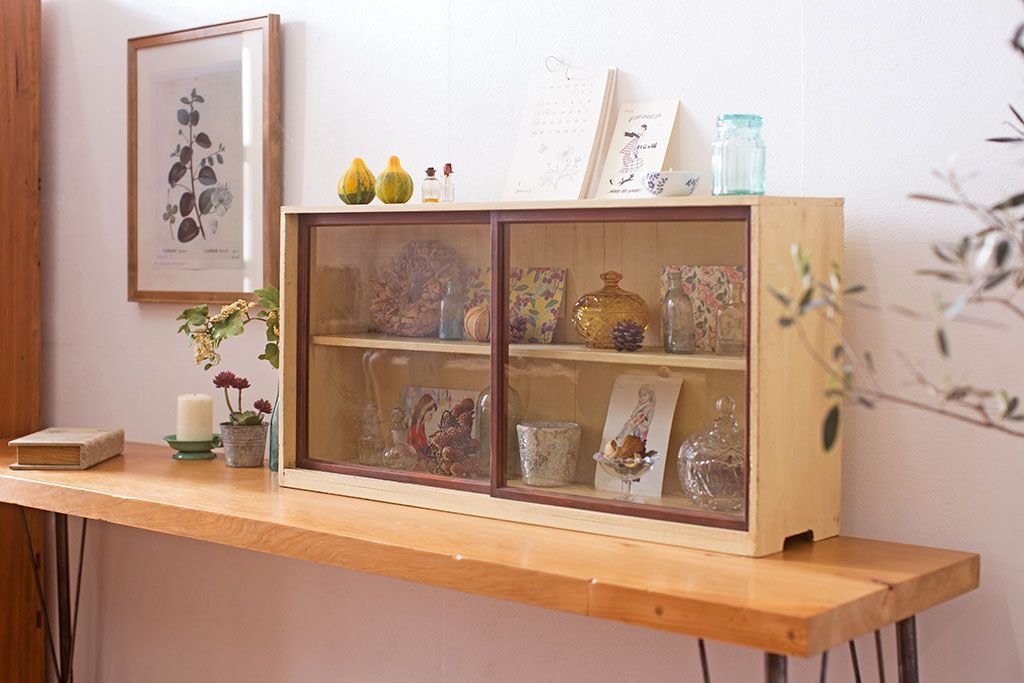 アンティーク家具　薄型で小ぶりなアンティークペイント収納棚(戸棚)