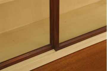 アンティーク家具　薄型で小ぶりなアンティークペイント収納棚(戸棚)