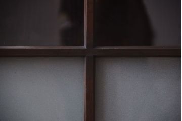 アンティーク家具　古民具・骨董　明治〜大正期　大ぶりでモダンなガラス戸収納棚