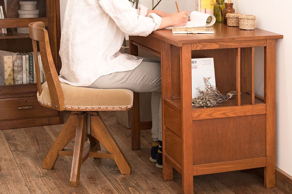 レトロ家具　ブナ材製!クッション座面　レトロな背もたれ付回転イス