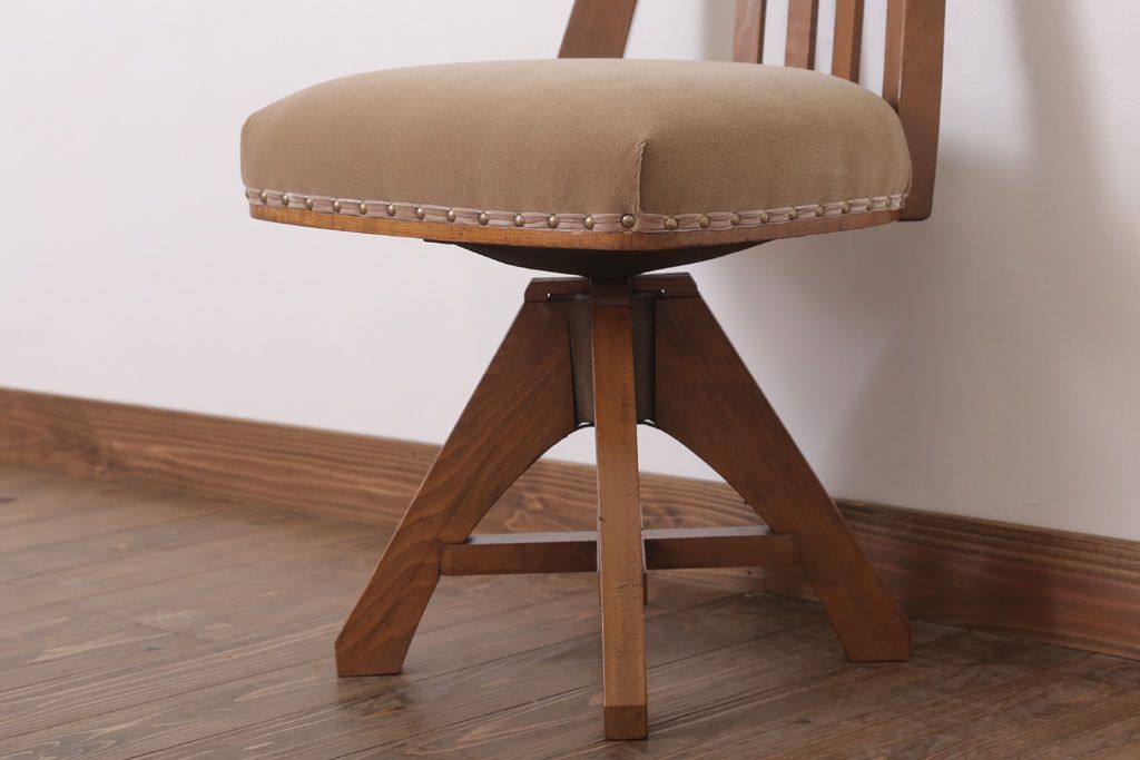 レトロ家具　ブナ材製!クッション座面　レトロな背もたれ付回転イス
