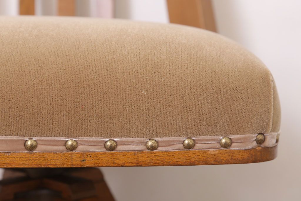 レトロ家具　ブナ材製!クッション座面　レトロな背もたれ付回転イス