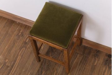 アンティーク家具　古い木製のクッション座面のアンティーク角スツール(1)