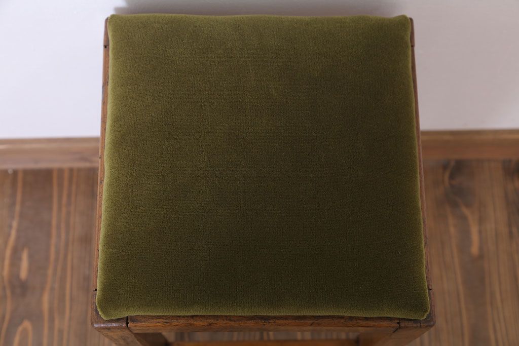 アンティーク家具　古い木製のクッション座面のアンティーク角スツール(1)