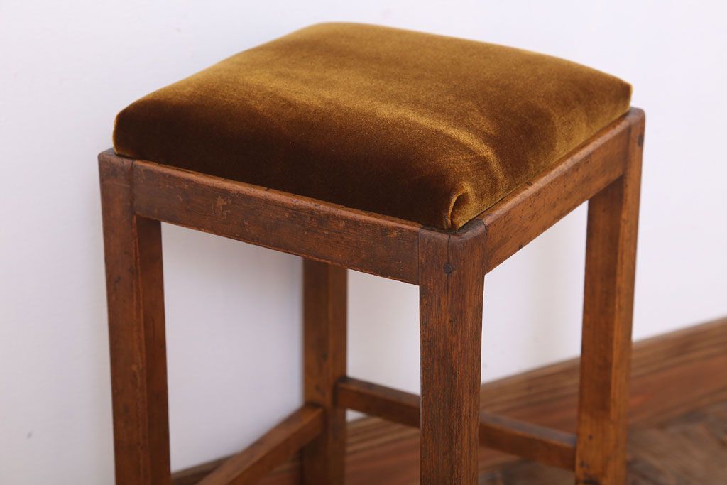 アンティーク家具　古い木製のクッション座面のアンティーク角スツール(2)