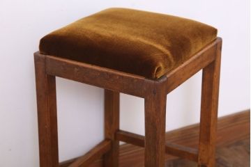 アンティーク家具　古い木製のクッション座面のアンティーク角スツール(2)