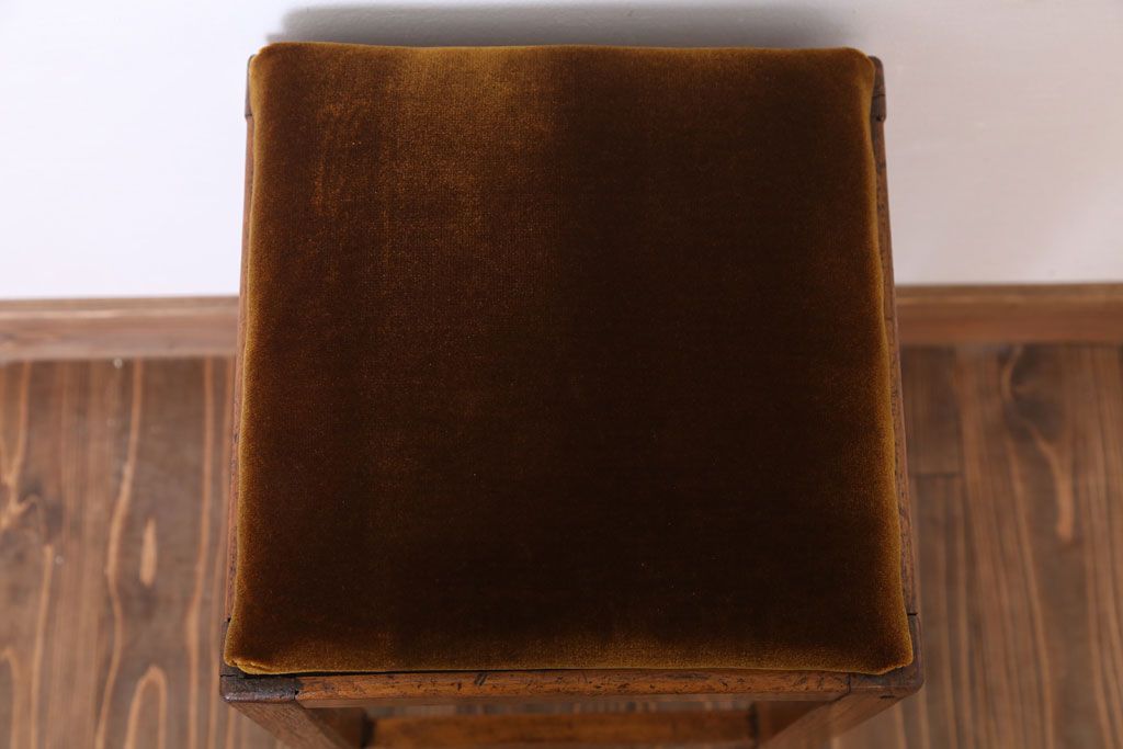 アンティーク家具　古い木製のクッション座面のアンティーク角スツール(2)