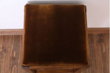 アンティーク家具　古い木製のクッション座面のアンティーク角スツール(2)