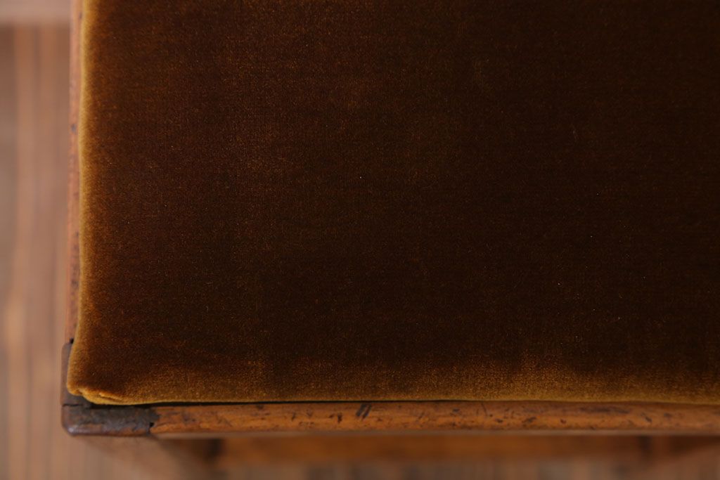 アンティーク家具　古い木製のクッション座面のアンティーク角スツール(2)