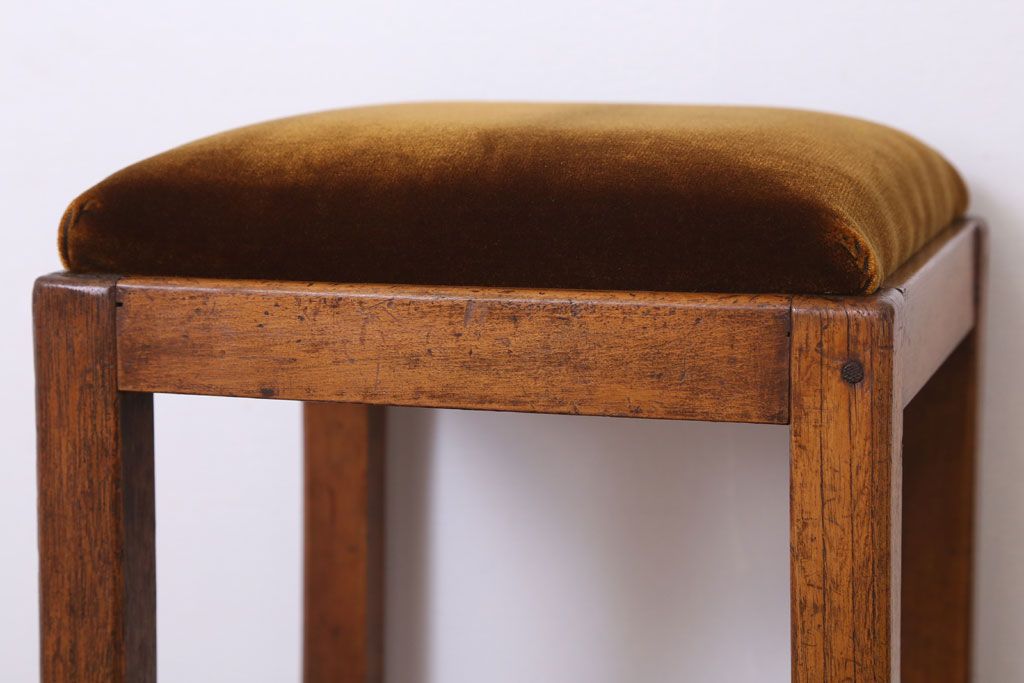 アンティーク家具　古い木製のクッション座面のアンティーク角スツール(2)