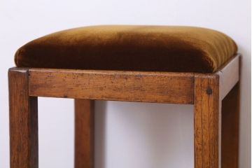 アンティーク家具　古い木製のクッション座面のアンティーク角スツール(2)