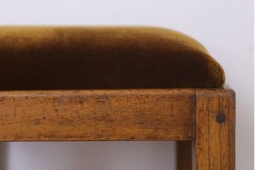 アンティーク家具　古い木製のクッション座面のアンティーク角スツール(2)