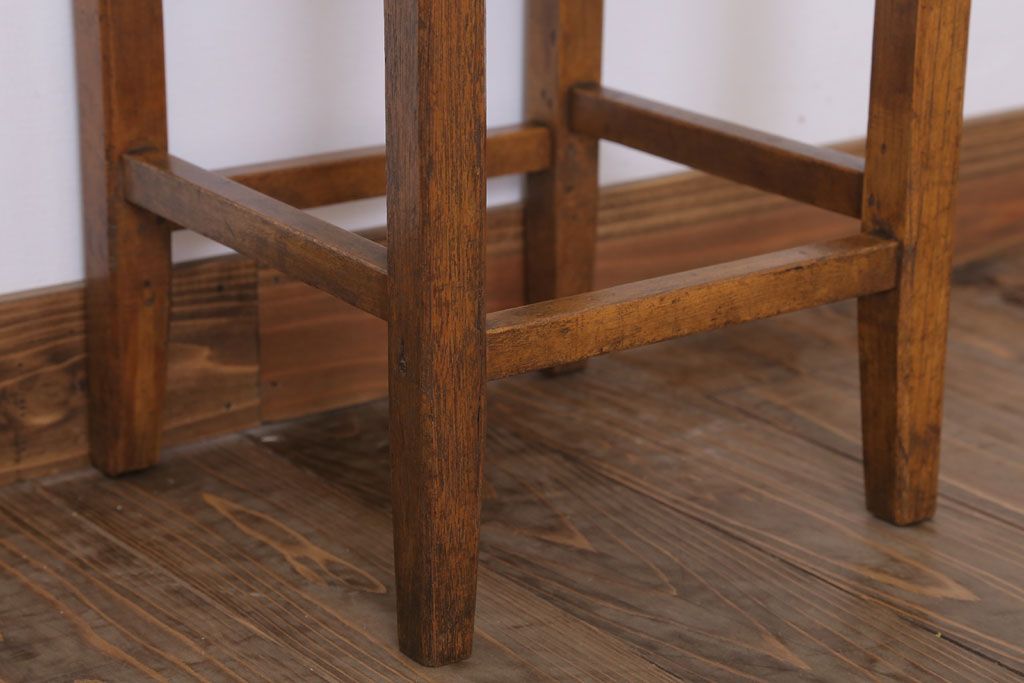 アンティーク家具　古い木製のクッション座面のアンティーク角スツール(2)