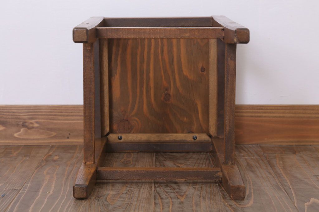 アンティーク家具　古い木製のクッション座面のアンティーク角スツール(2)