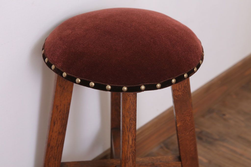 アンティーク家具　古い木製のクッション座面のアンティーク丸スツール(1)