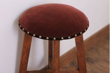 アンティーク家具　古い木製のクッション座面のアンティーク丸スツール(1)