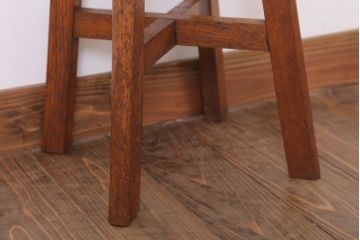 アンティーク家具　古い木製のクッション座面のアンティーク丸スツール(1)