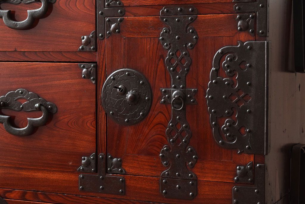 アンティーク家具　古民具・骨董　前面欅材　共縁　上品なアンティーク米沢箪笥