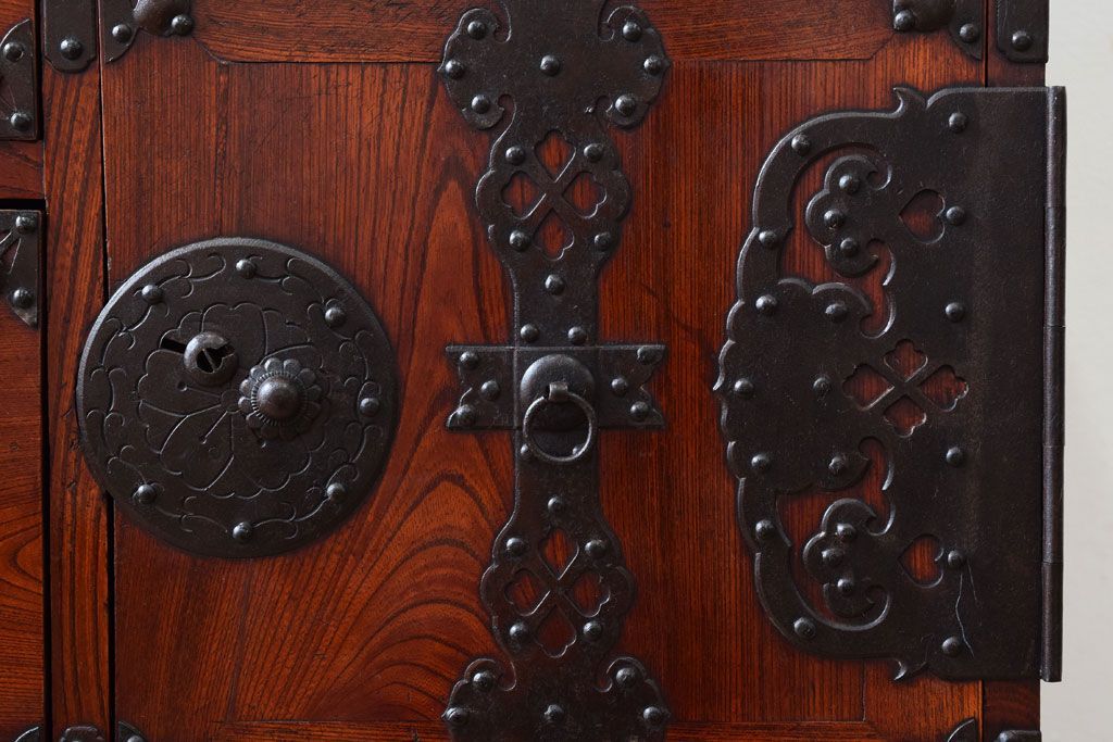 アンティーク家具　古民具・骨董　前面欅材　共縁　上品なアンティーク米沢箪笥